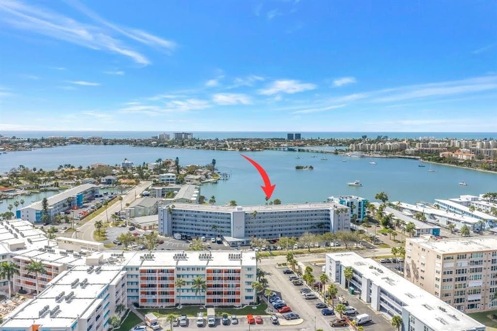 1868 SHORE DRIVE S 310 photo 1