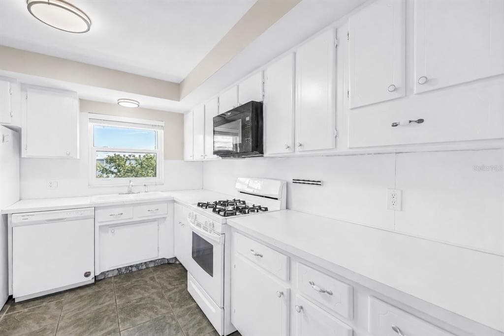 1868 SHORE DRIVE S 310 photo 5