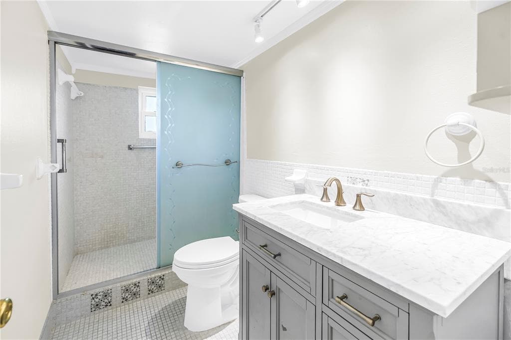 1868 SHORE DRIVE S 310 photo 20
