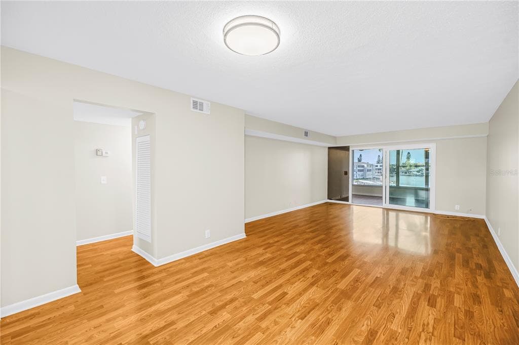 1868 SHORE DRIVE S 310 photo 9