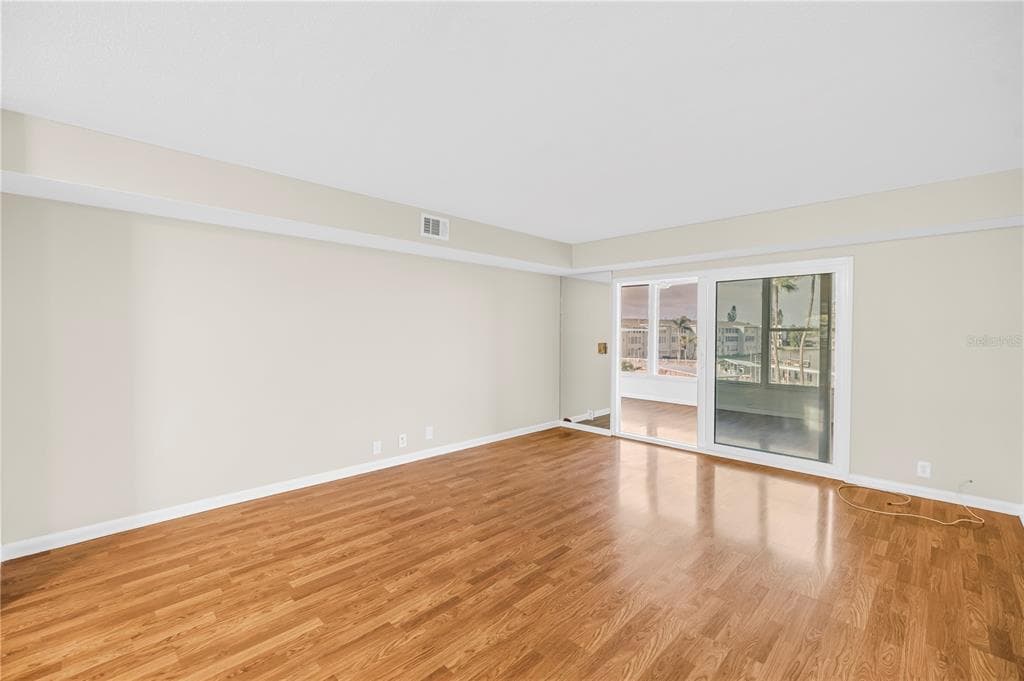 1868 SHORE DRIVE S 310 photo 10