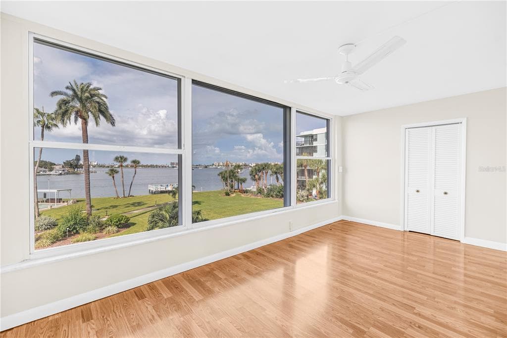 1868 SHORE DRIVE S 310 photo 14