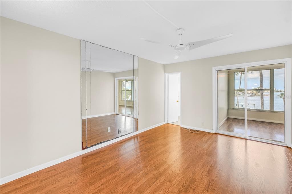 1868 SHORE DRIVE S 310 photo 18