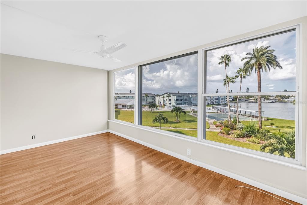 1868 SHORE DRIVE S 310 photo 15