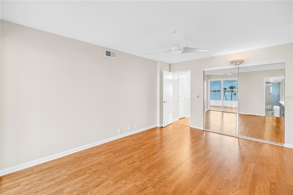 1868 SHORE DRIVE S 310 photo 19