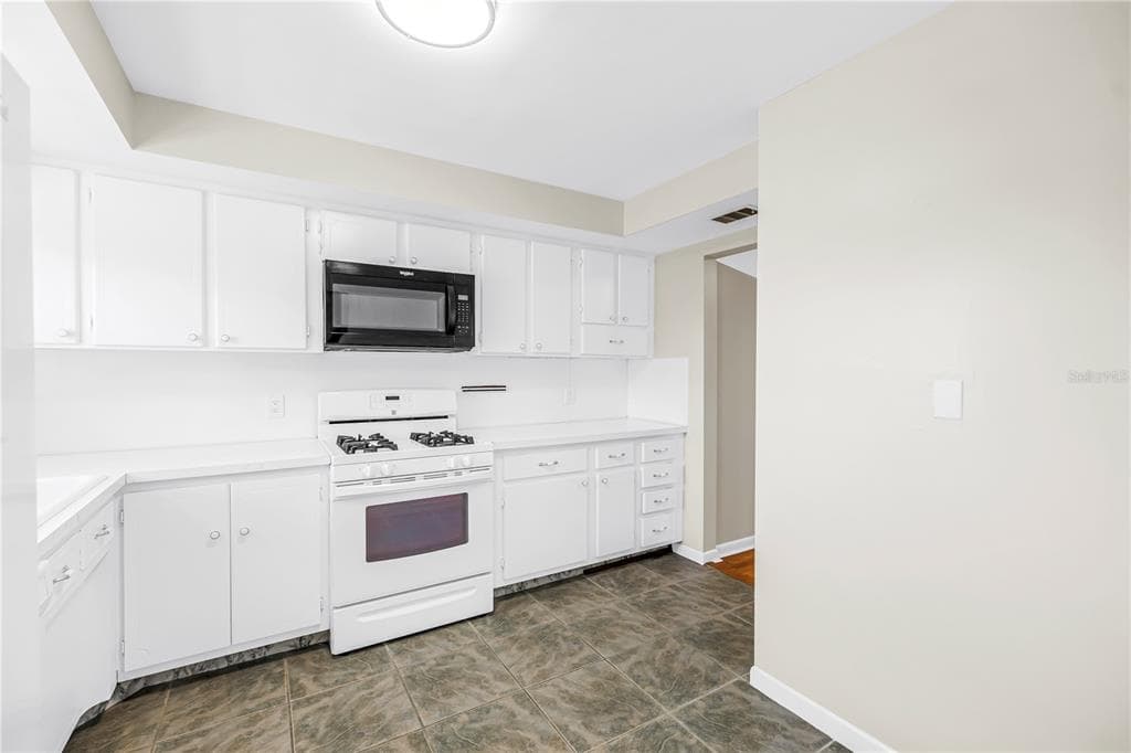 1868 SHORE DRIVE S 310 photo 4