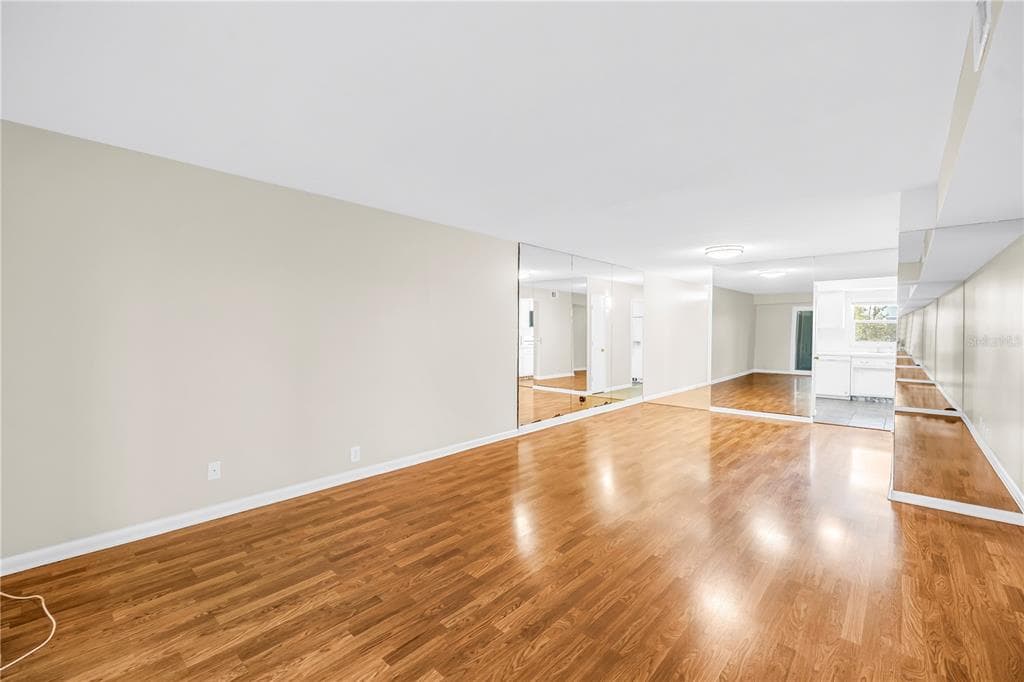 1868 SHORE DRIVE S 310 photo 8