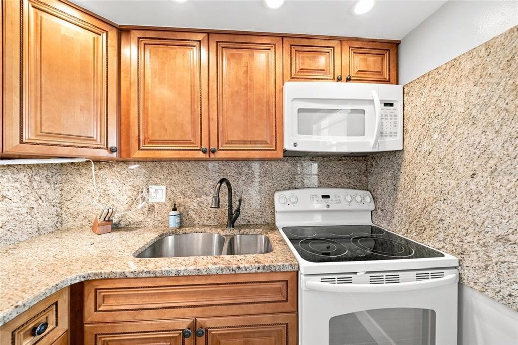 4370 CHATHAM DRIVE 304 photo 14