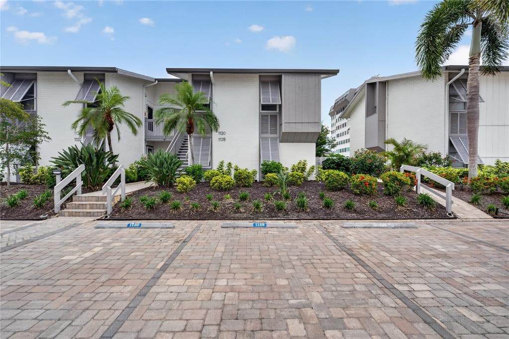 1130 W PEPPERTREE LANE 118 photo 1