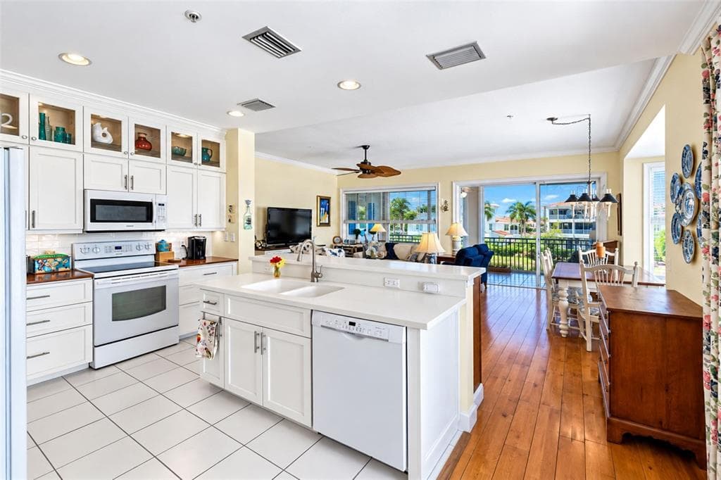 3444 SUNSET KEY CIRCLE 102 photo 18