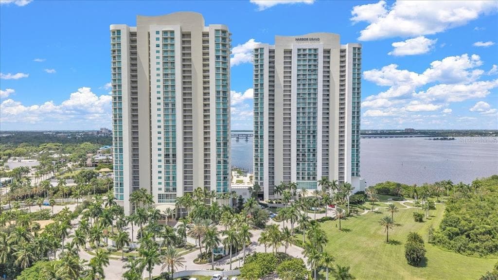 3000 OASIS GRAND BOULEVARD 2802 photo 2