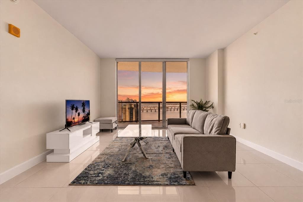 3000 OASIS GRAND BOULEVARD 2802 photo 7