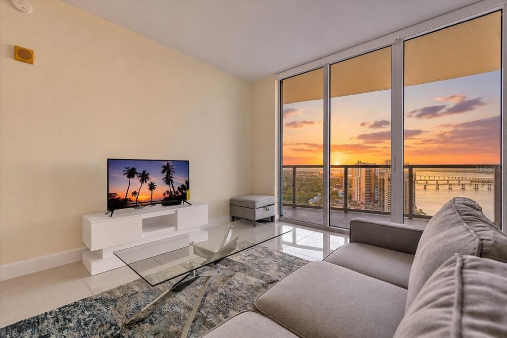 3000 OASIS GRAND BOULEVARD 2802 photo 3