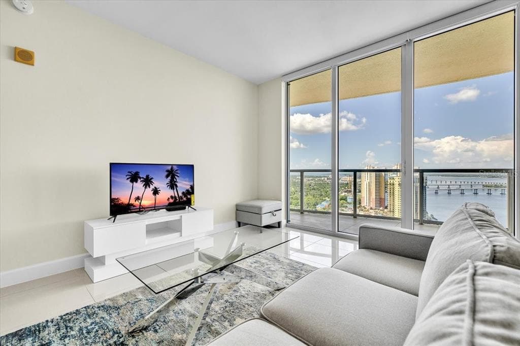 3000 OASIS GRAND BOULEVARD 2802 photo 9