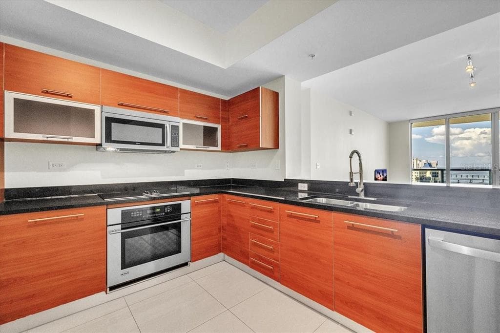 3000 OASIS GRAND BOULEVARD 2802 photo 15