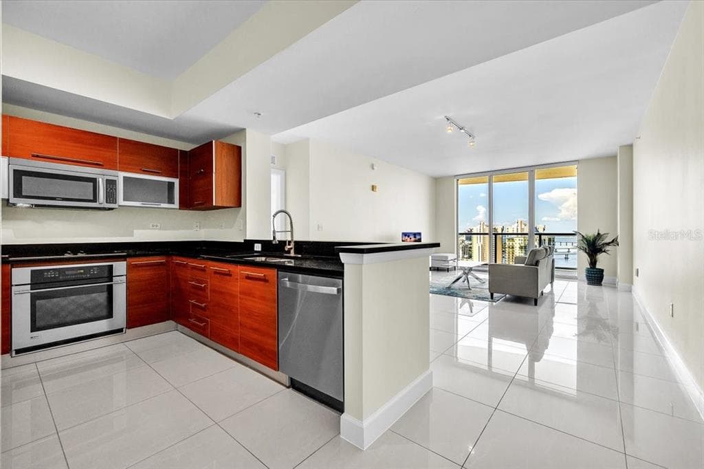 3000 OASIS GRAND BOULEVARD 2802 photo 11
