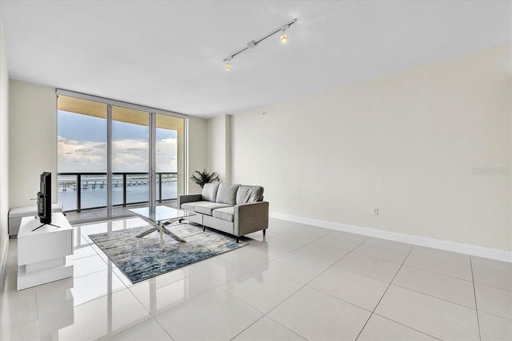 3000 OASIS GRAND BOULEVARD 2802 photo 8