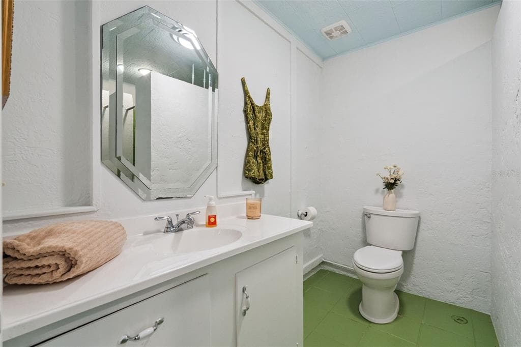 2422 TOPPING PLACE photo 21