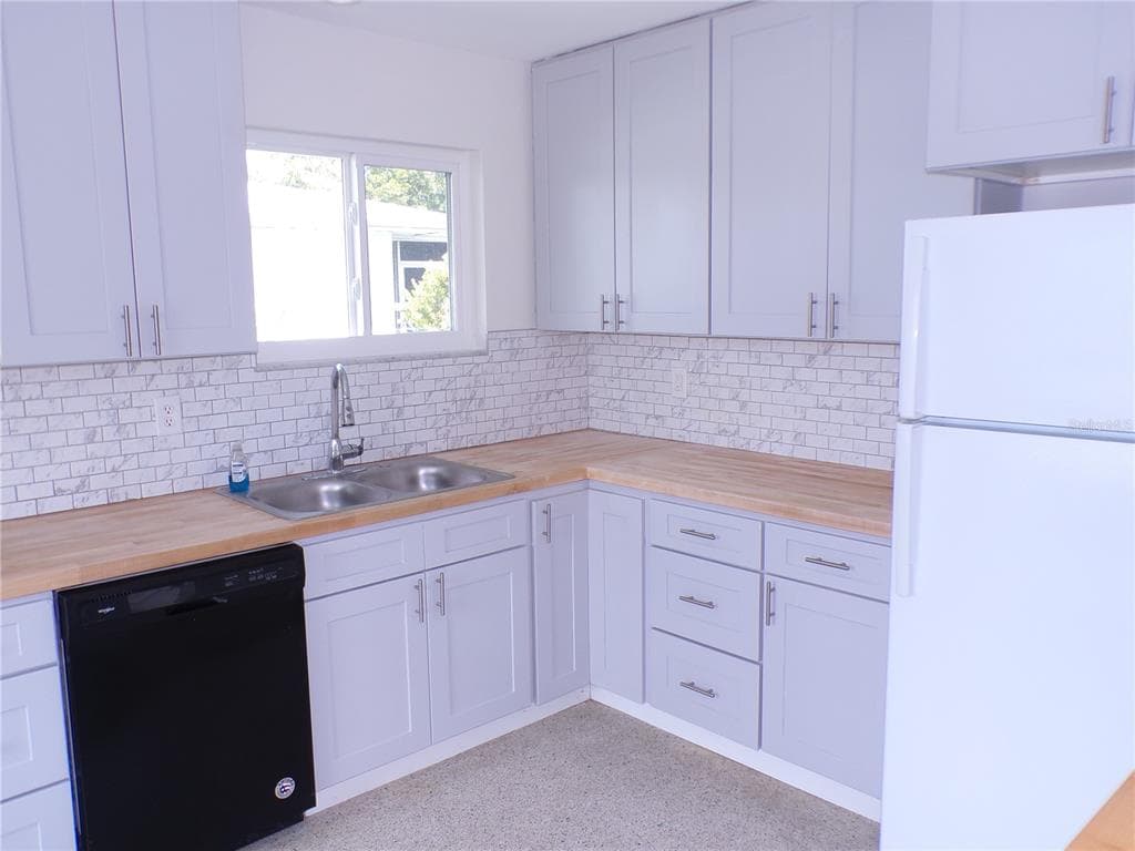 2185 EASY STREET photo 3