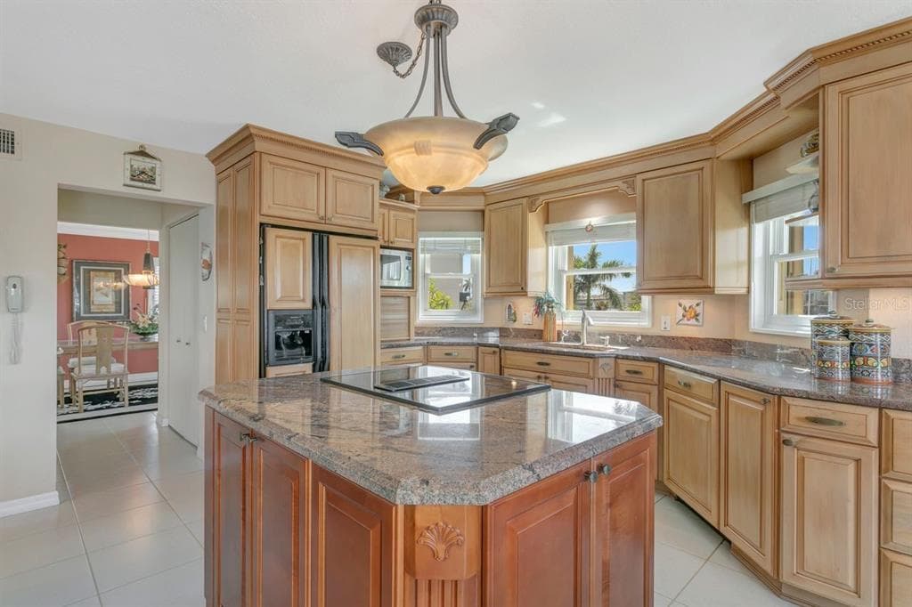 205 6TH STREET E photo 22