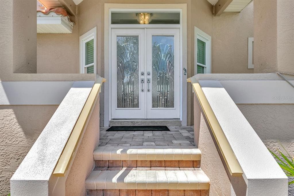 205 6TH STREET E photo 9
