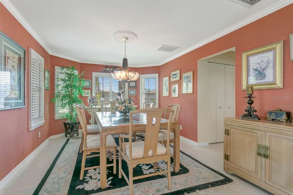 205 6TH STREET E photo 24
