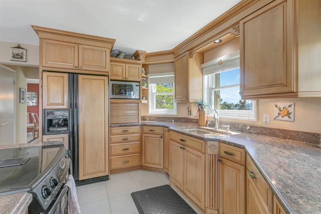 205 6TH STREET E photo 18