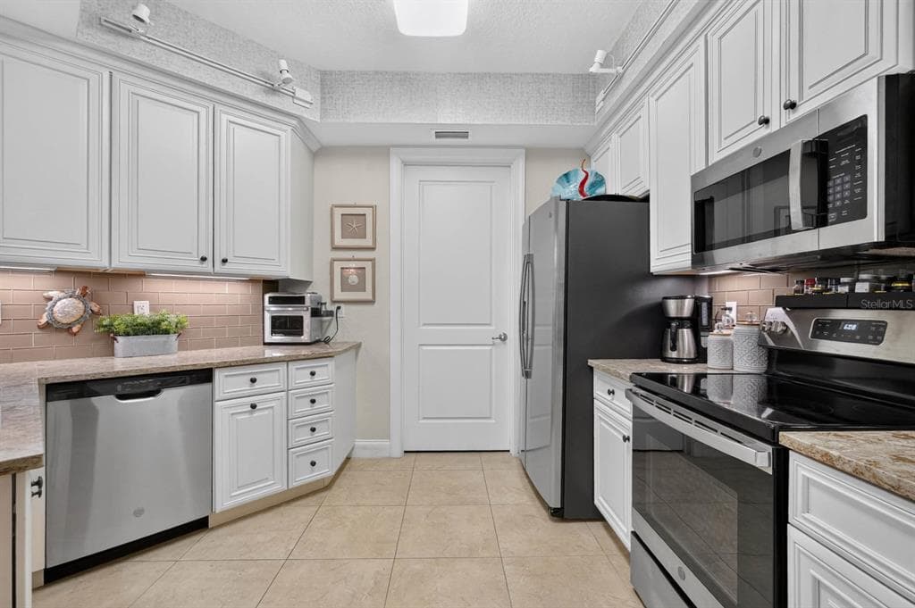 3 RIVERWALK DRIVE 506 photo 15