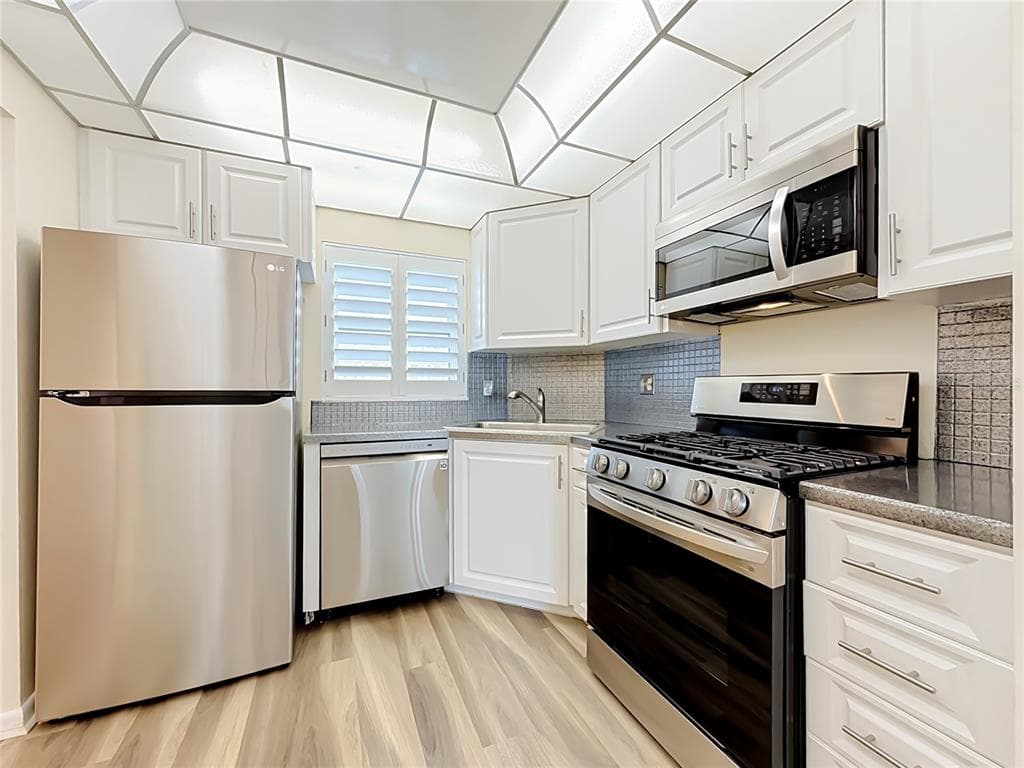 6020 SHORE BOULEVARD S 211 photo 17