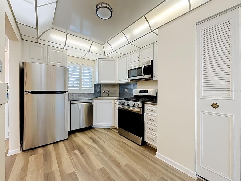 6020 SHORE BOULEVARD S 211 photo 18