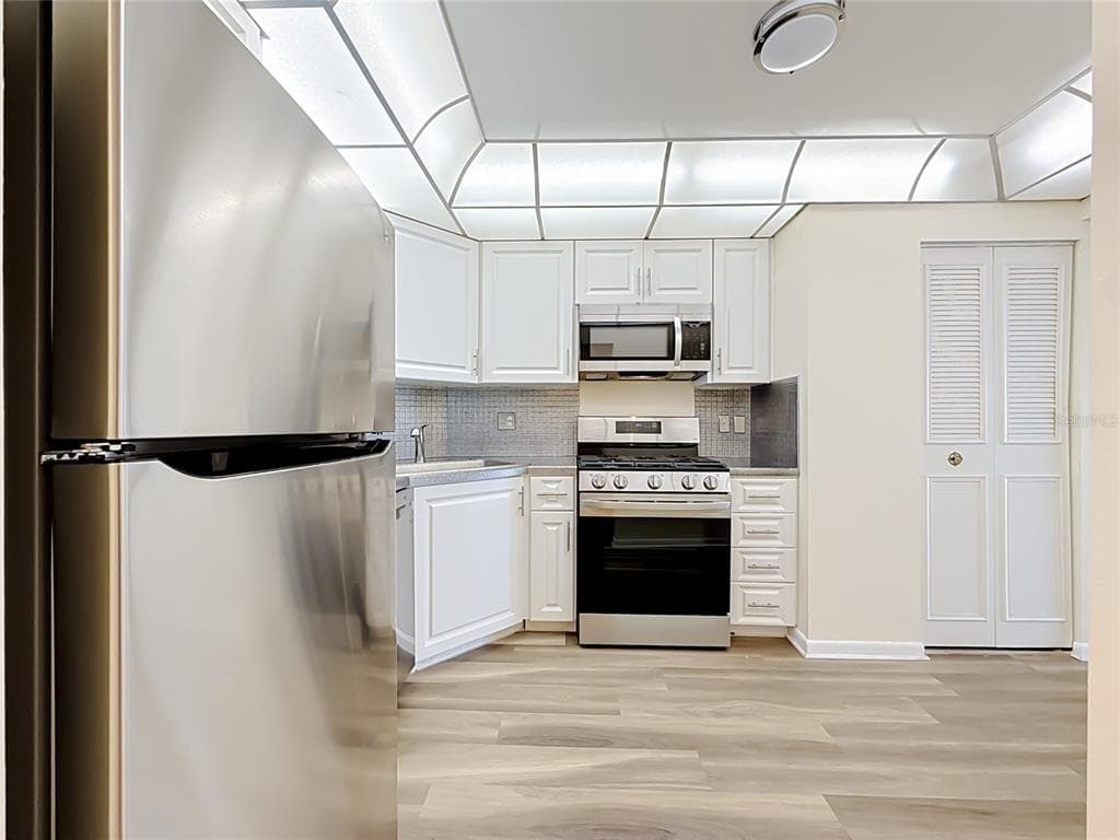 6020 SHORE BOULEVARD S 211 photo 19