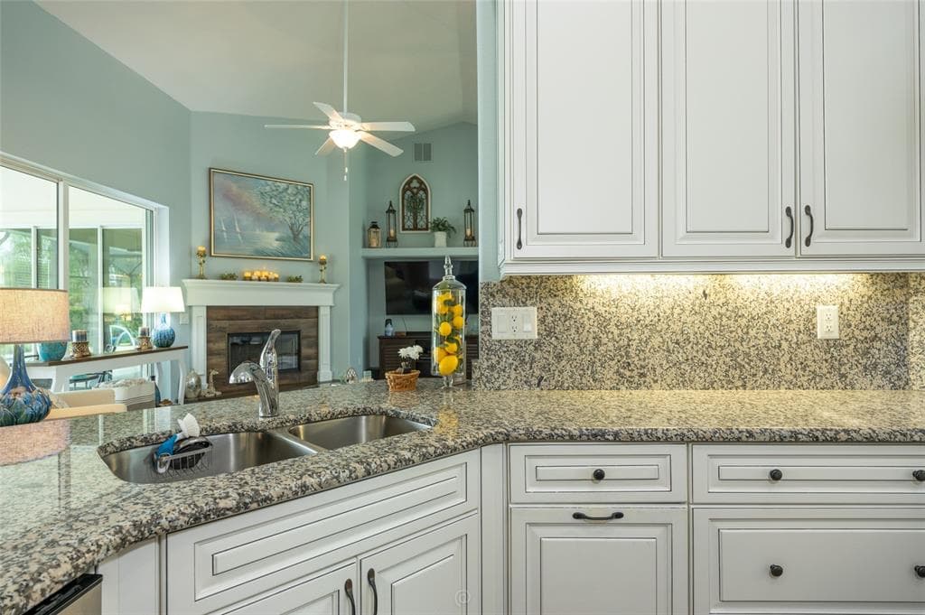 41 LUDLOW LANE W photo 9