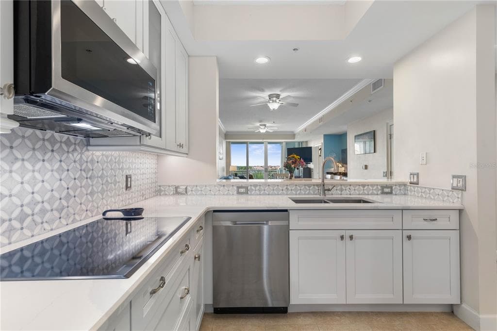 102 YACHT HARBOR DRIVE 567 photo 17