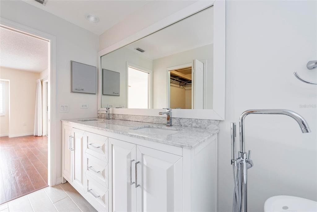 870 HUDSON AVENUE 870 photo 9