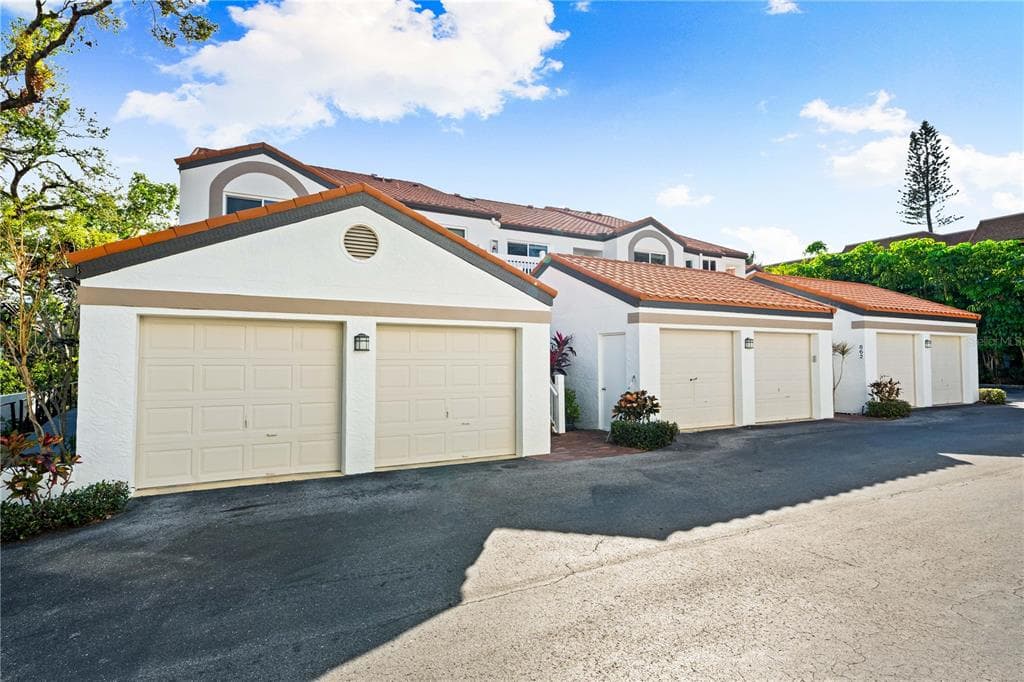 870 HUDSON AVENUE 870 photo 18