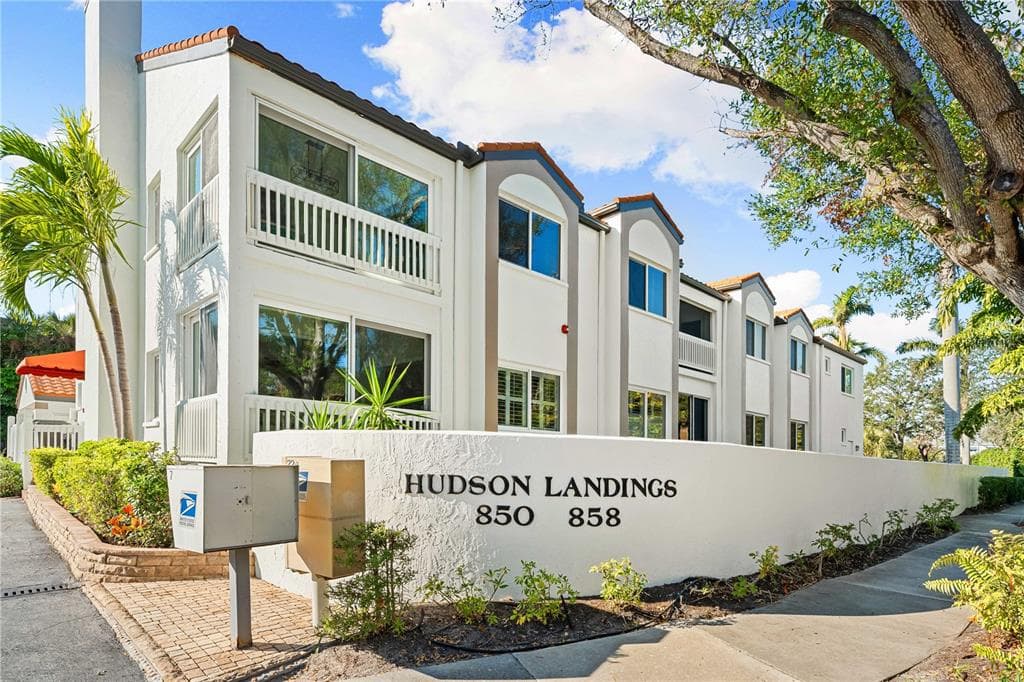 870 HUDSON AVENUE 870 photo 19