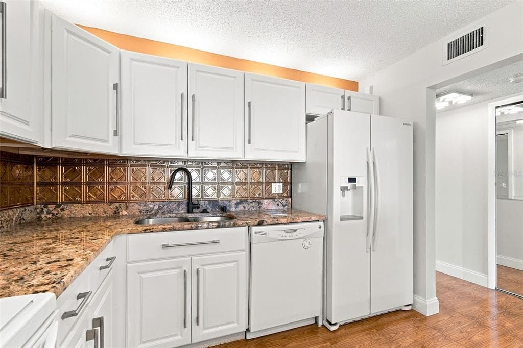 7700 SUN ISLAND DRIVE S 202 photo 12