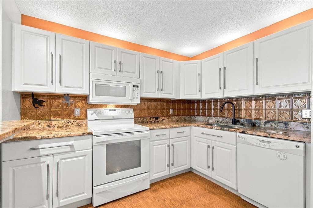 7700 SUN ISLAND DRIVE S 202 photo 11