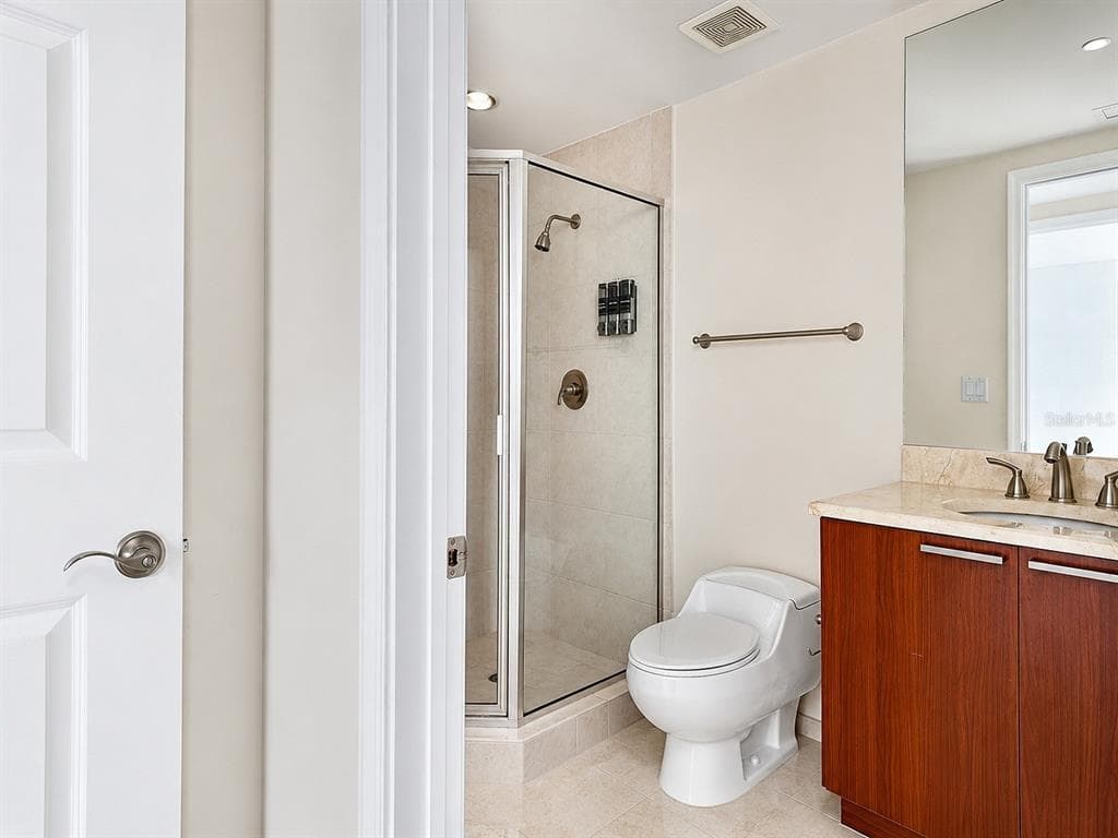 241 RIVERSIDE DRIVE 2006 photo 16