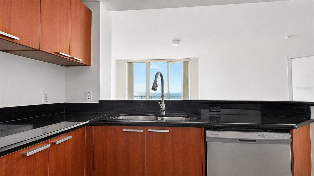 241 RIVERSIDE DRIVE 2006 photo 5
