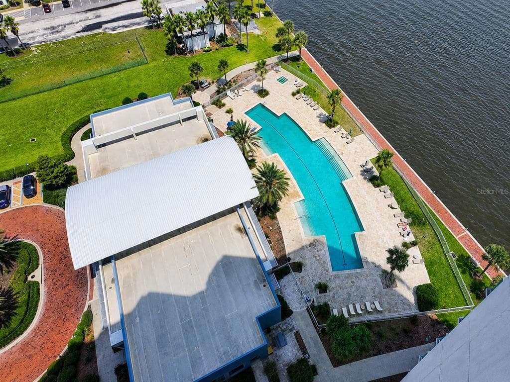 241 RIVERSIDE DRIVE 2006 photo 18