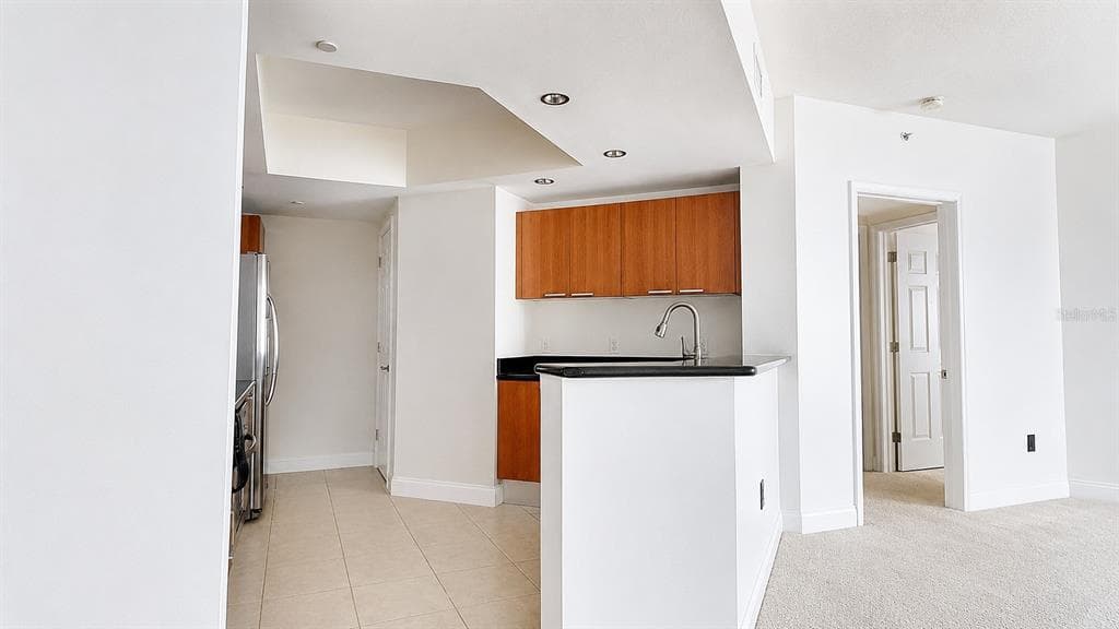 241 RIVERSIDE DRIVE 2006 photo 4