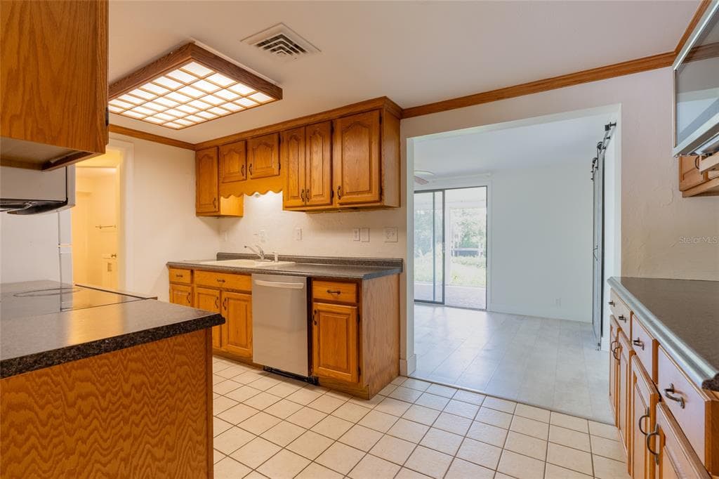 605 BARNES PARKWAY photo 13