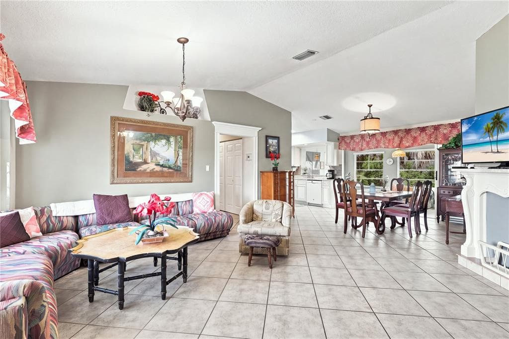 468 HARLAND STREET photo 3