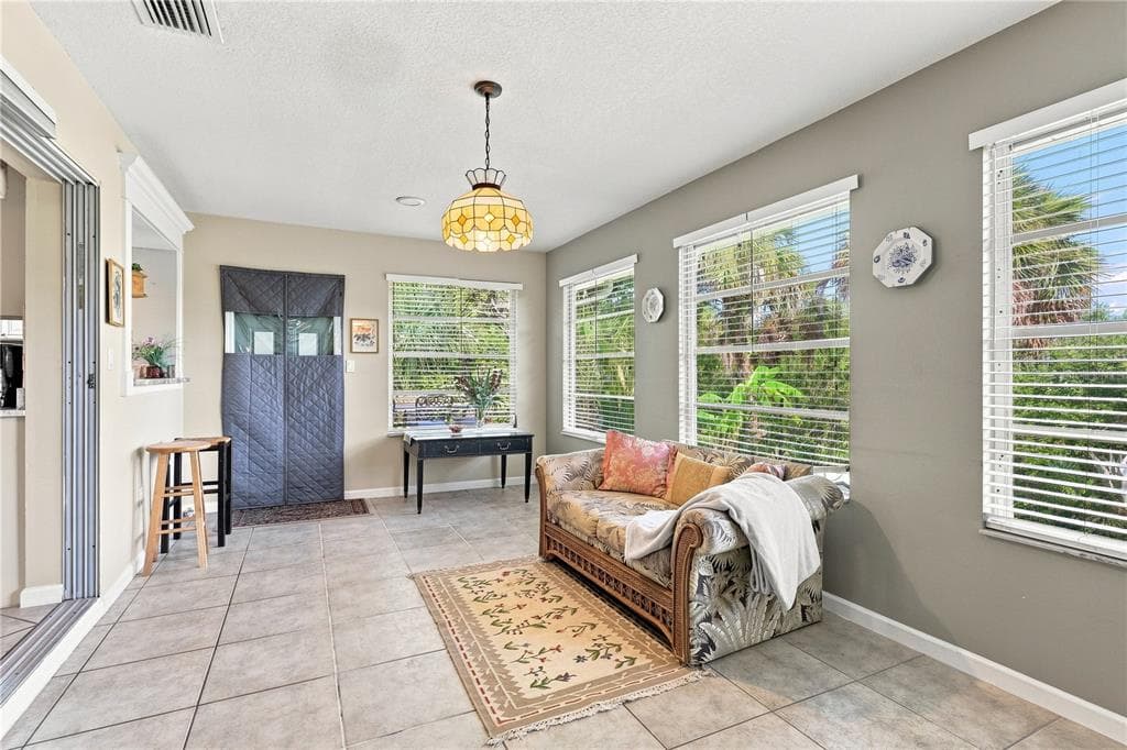 468 HARLAND STREET photo 9