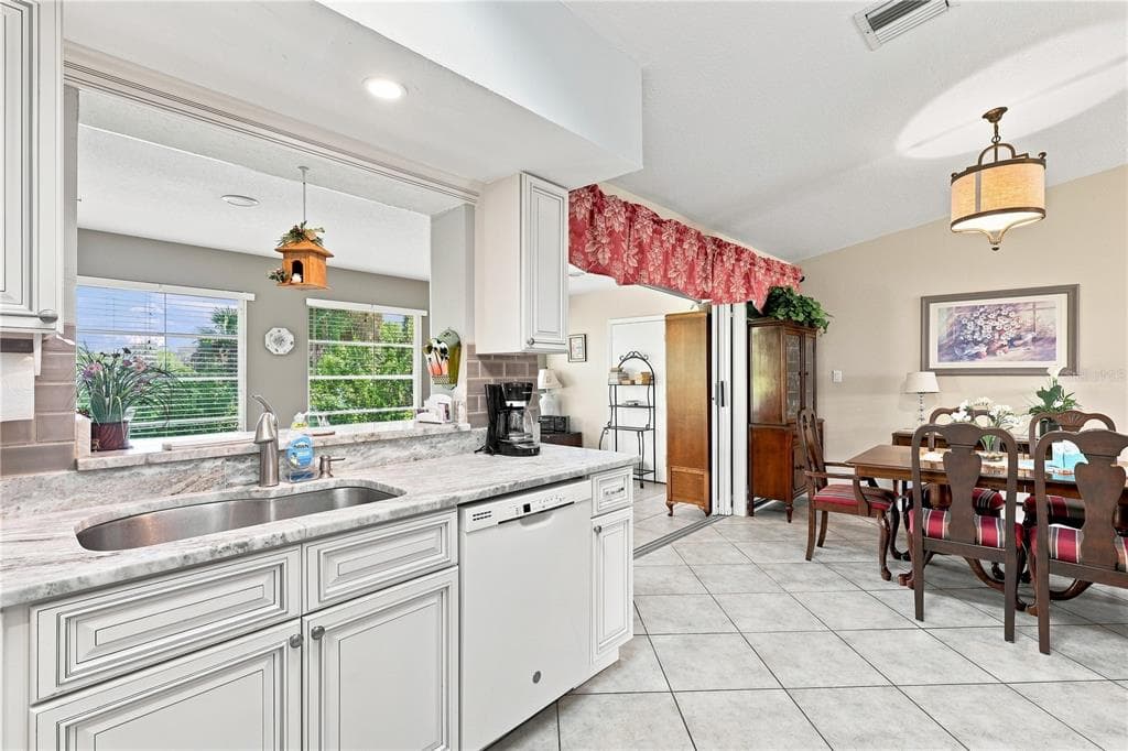 468 HARLAND STREET photo 8