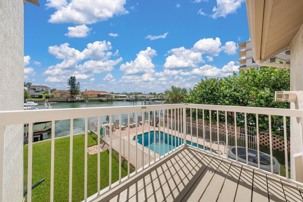 301 ISLAND WAY E photo 12
