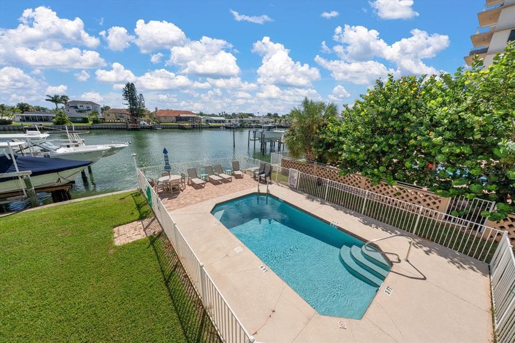 301 ISLAND WAY E photo 3