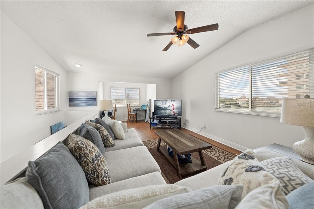 301 ISLAND WAY E photo 8