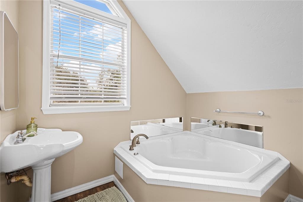 190 SE RIVERSIDE WEST DRIVE photo 24